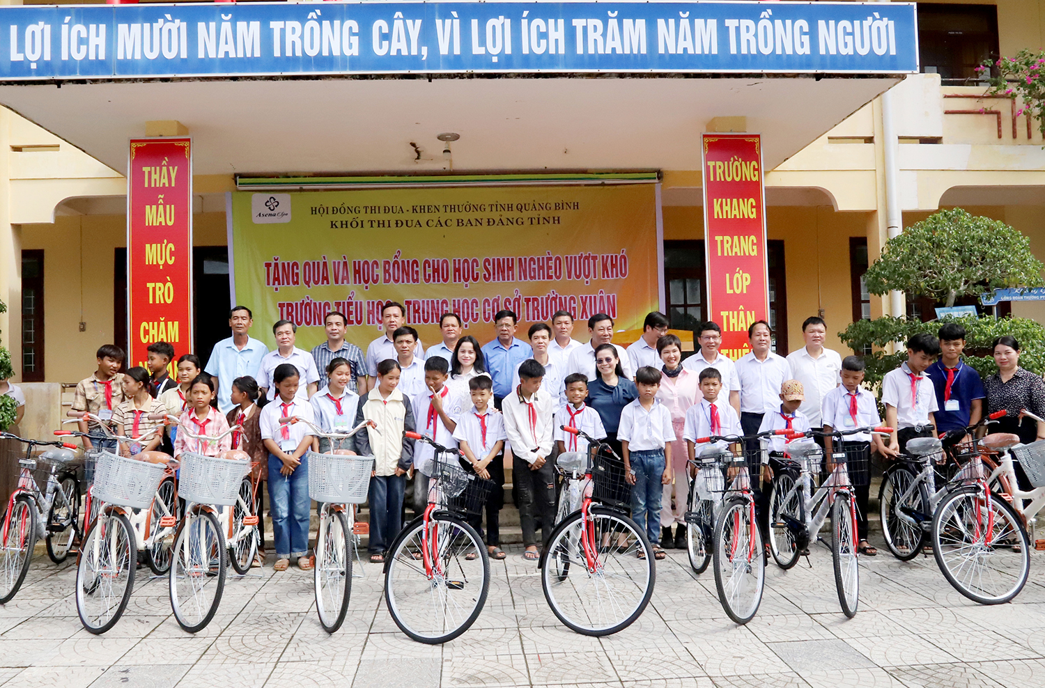 Khối thi đua các ban Đảng tỉnh: Tặng quà cho học sinh tại xã Trường Xuân