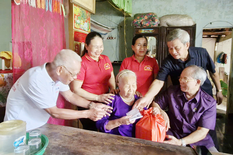 Tham quan, giới thiệu mô hình câu lạc bộ liên thế hệ tự giúp nhau