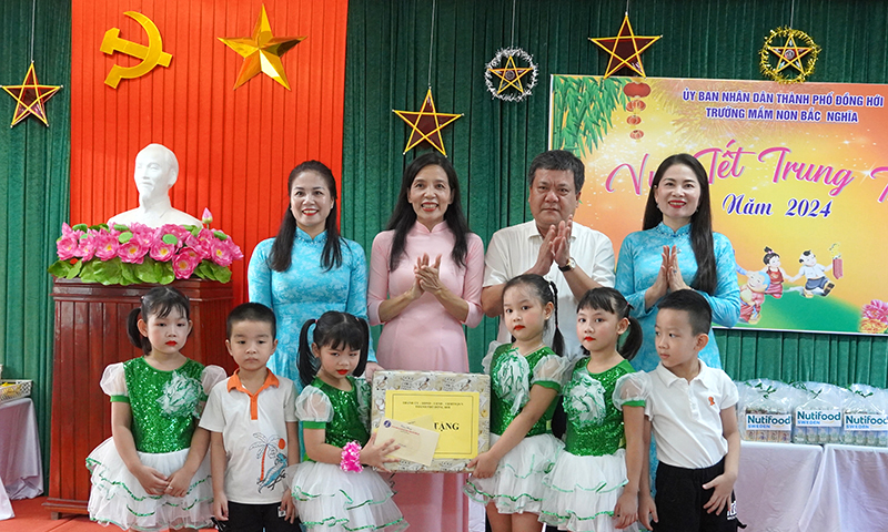 Lãnh đạo TP. Đồng Hới thăm, tặng quà Tết Trung thu cho thiếu nhi