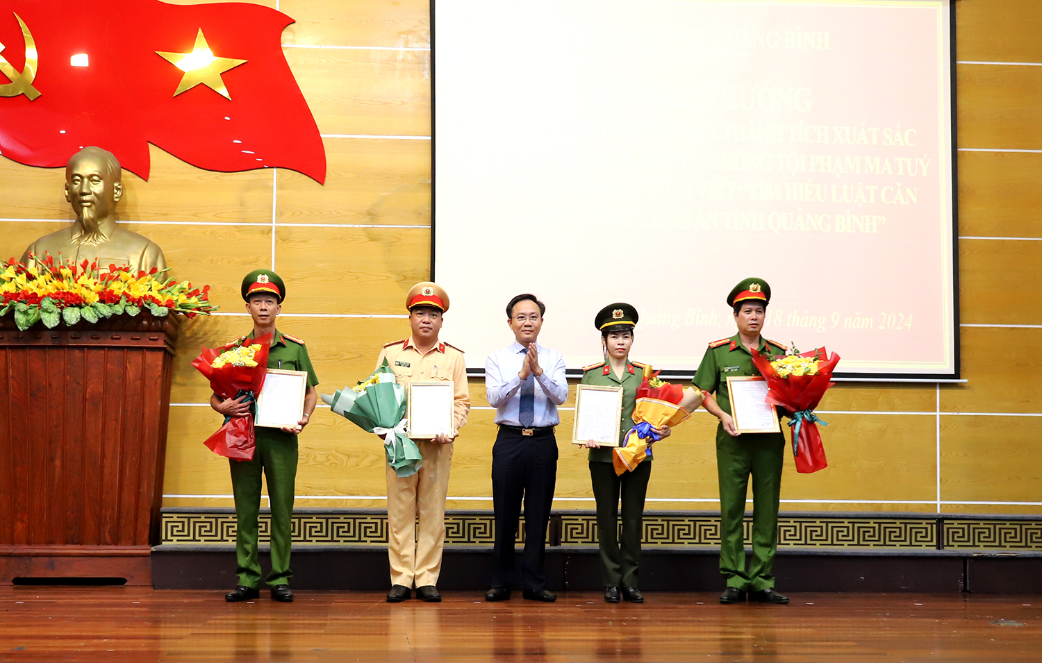 Trao thưởng các tập thể, cá nhân đạt thành tích xuất sắc trong công tác phòng, chống tội phạm ma túy