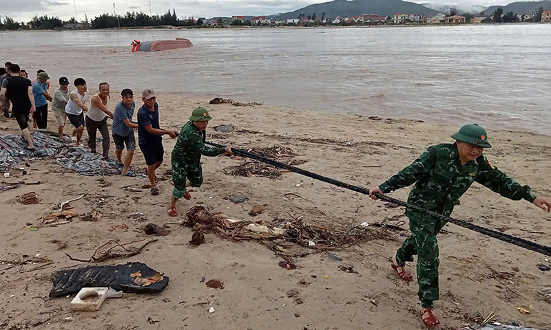 Tàu cá bị lật tại cửa biển sông Gianh