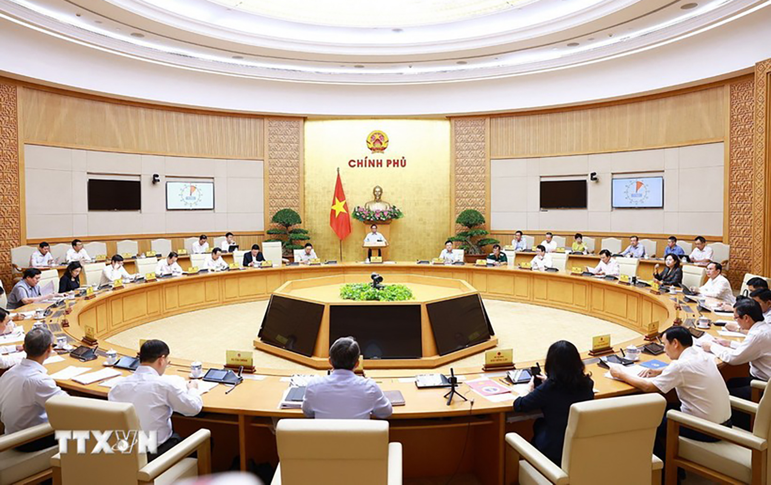 Thủ tướng: Tránh tình trạng bất cứ việc gì cấp dưới cũng lên "xin" cấp trên