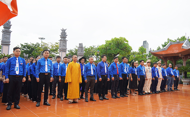 Đoàn đại biểu Hội LHTN Việt Nam tỉnh: Dâng hoa báo công lên Bác và các anh hùng liệt sỹ
