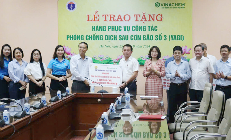 Tiếp nhận 2 tấn Cloramin B khắc phục hậu quả bão lụt