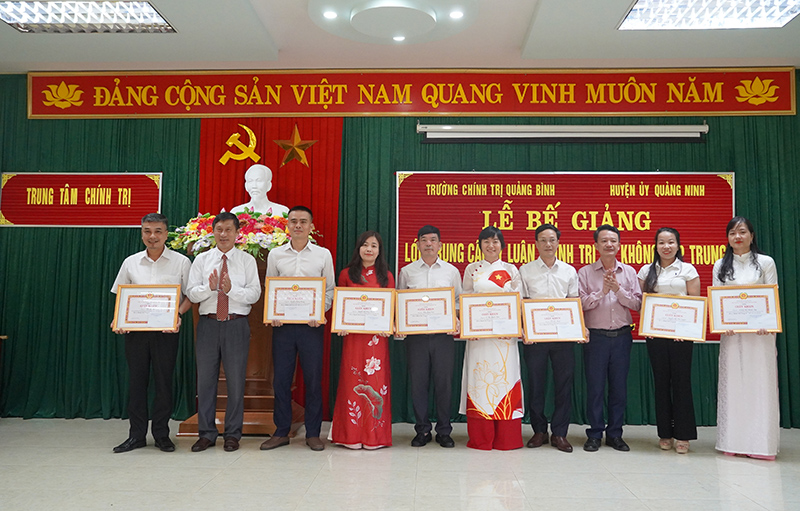Bế giảng lớp trung cấp lý luận chính trị hệ không tập trung, khóa 9 tại huyện Quảng Ninh