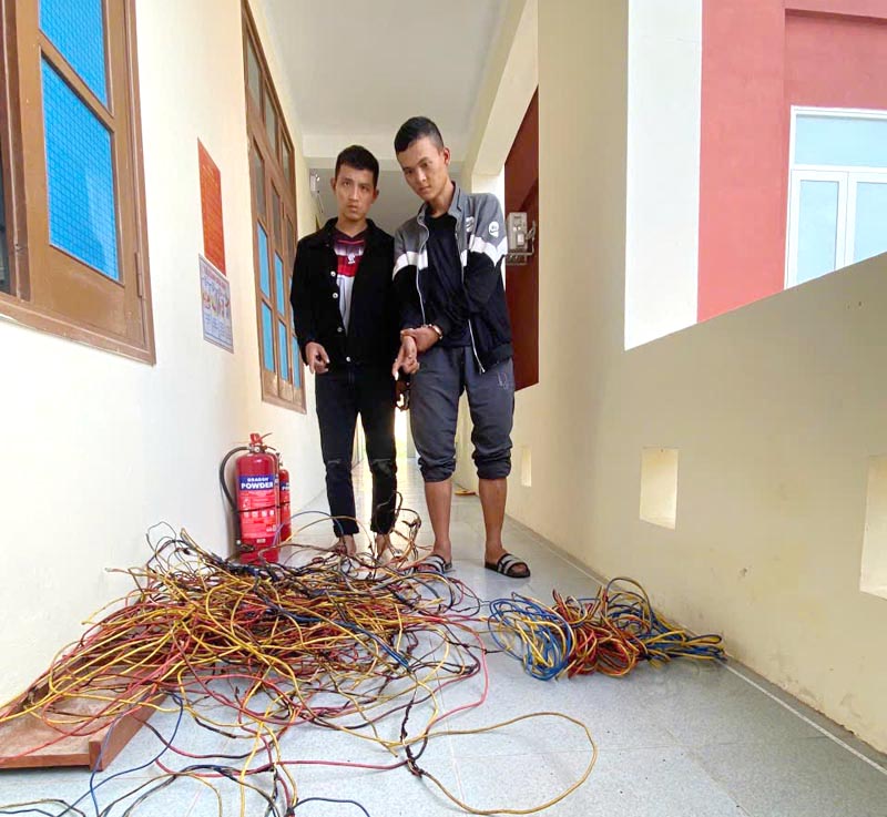 Bắt giữ 2 đối tượng trộm dây điện trong nhà dân ở huyện Lệ Thủy