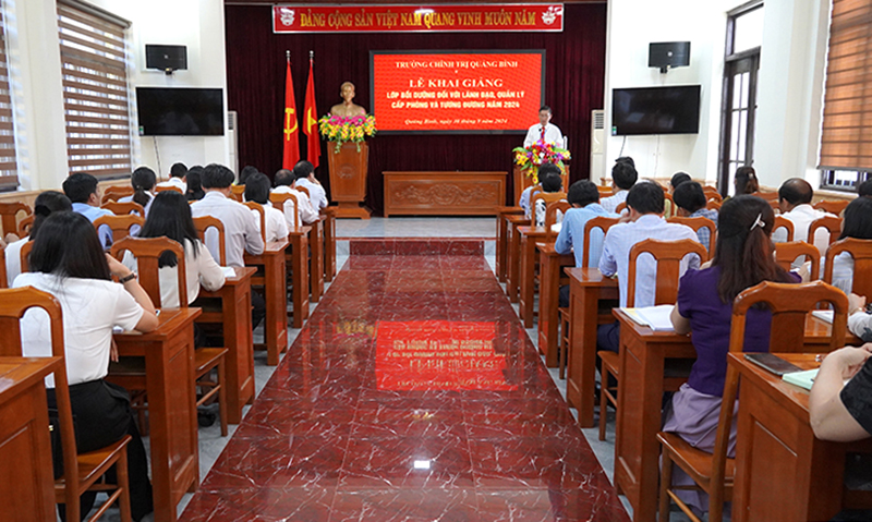 Khai giảng lớp bồi dưỡng đối với lãnh đạo, quản lý cấp phòng và tương đương