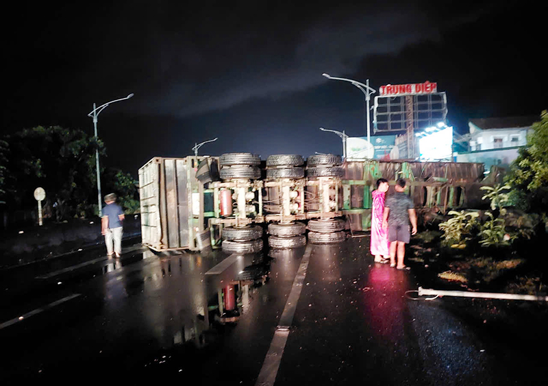 Xe container lật nghiêng gây ách tắc trên Quốc lộ 1