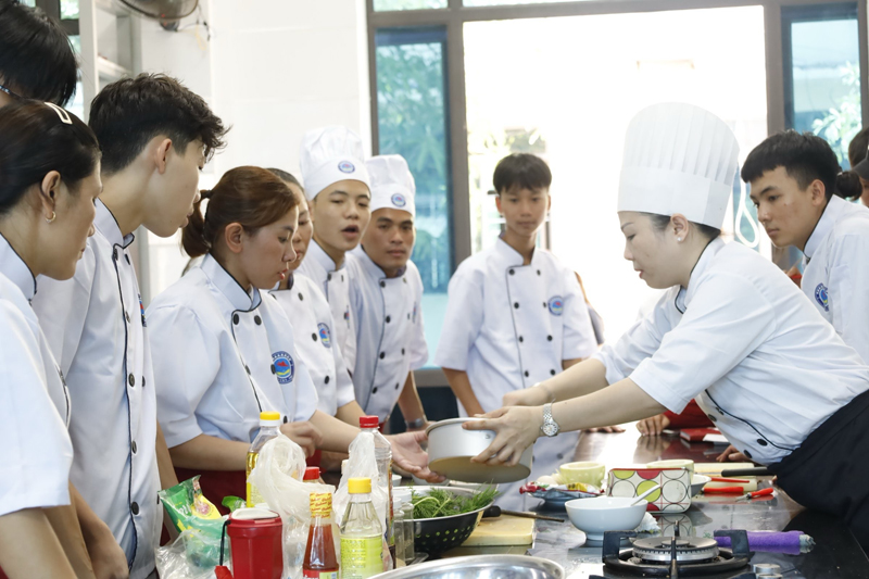 Xây dựng đội ngũ nhà giáo giáo dục nghề nghiệp vững chuyên môn, thạo kỹ năng