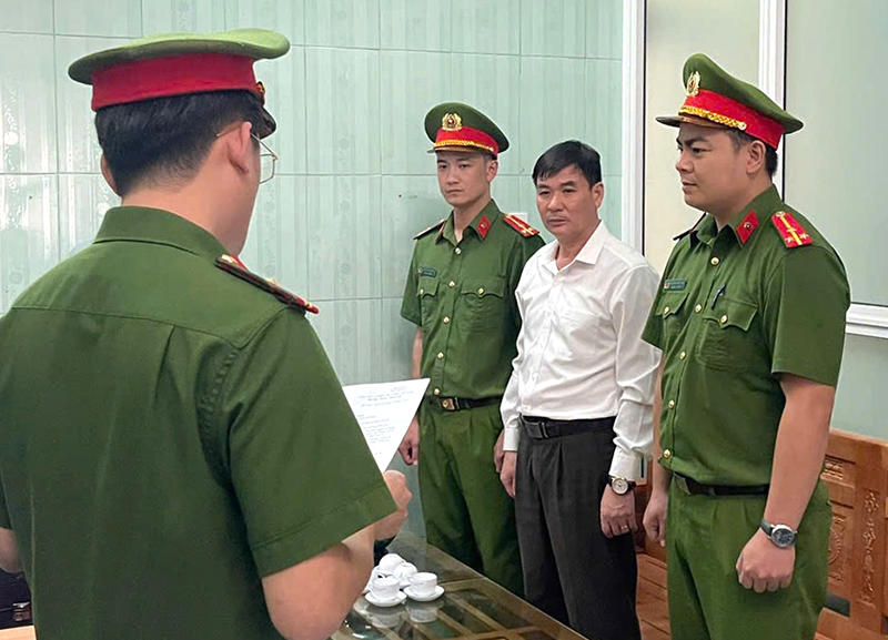 Bắt nguyên Chủ tịch UBND và cán bộ địa chính xã Đức Trạch
