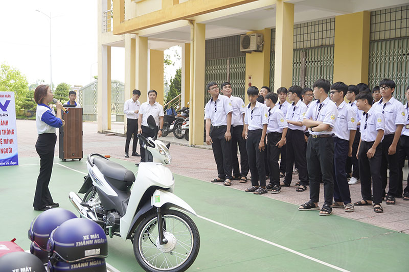 Hưởng ứng lễ phát động học sinh nghiêm chỉnh chấp hành pháp luật về an toàn giao thông