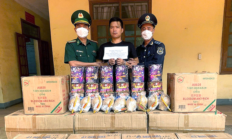 Bắt giữ đối tượng vận chuyển trái phép hơn 5,5 tạ pháo hoa nổ qua biên giới