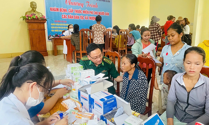 Khám và cấp phát thuốc miễn phí cho người dân vùng đồng bào Rục