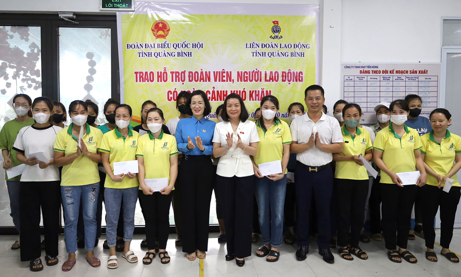 Trao 100 suất quà cho đoàn viên, người lao động có hoàn cảnh khó khăn