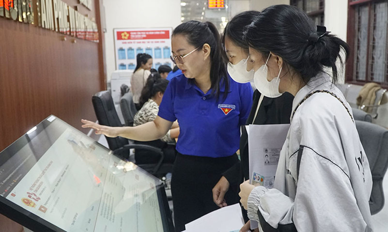 Đoàn viên, thanh niên hỗ trợ người dân thực hiện dịch vụ công trực tuyến