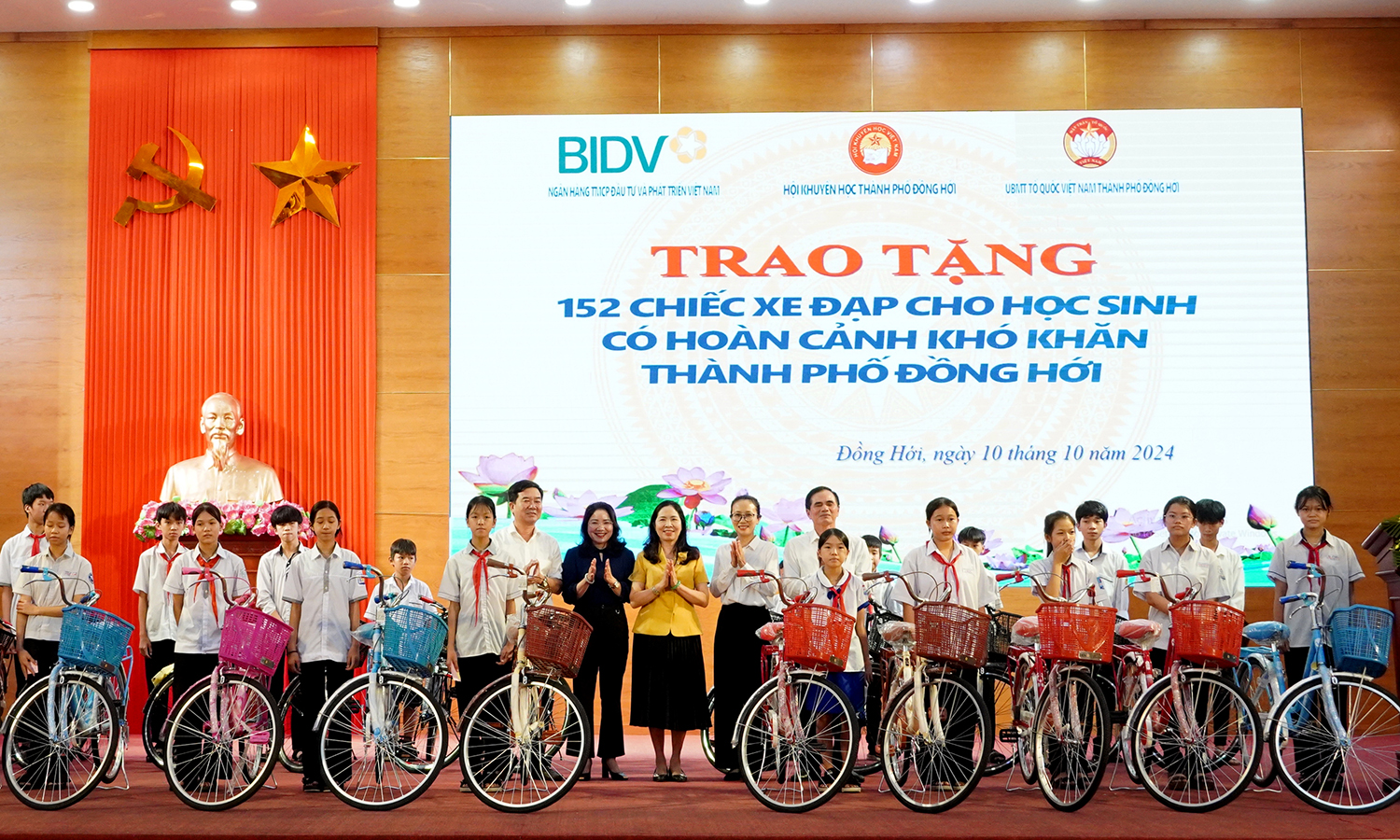 TP. Đồng Hới: Trao tặng xe đạp cho học sinh hoàn cảnh khó khăn