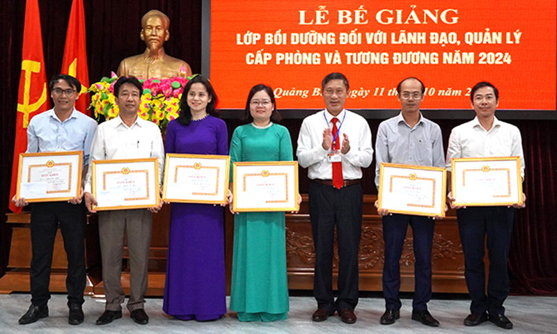 Bế giảng lớp bồi dưỡng đối với lãnh đạo, quản lý cấp phòng và tương đương