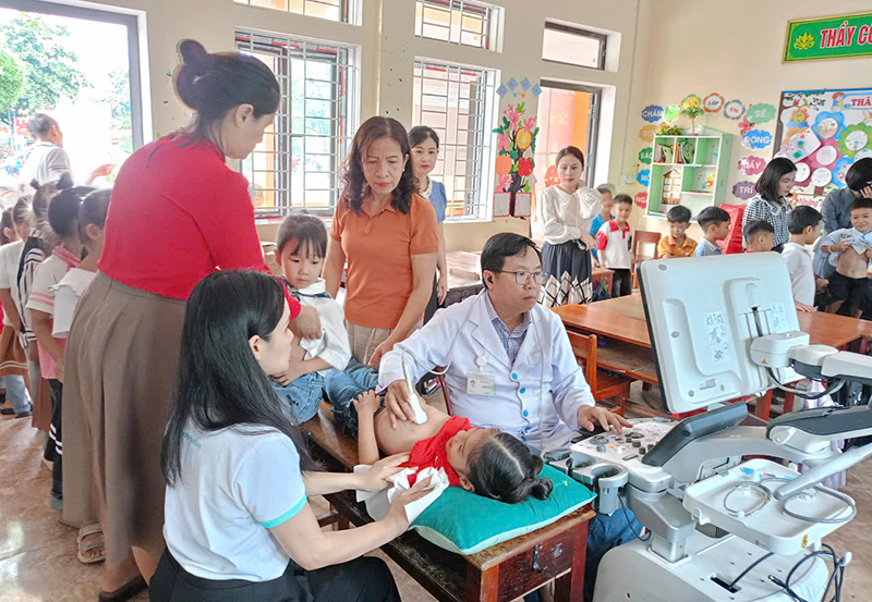 Khám sàng lọc bệnh tim bẩm sinh cho trẻ em tại huyện Bố Trạch