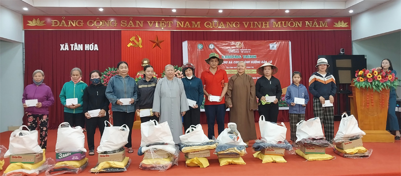 Trao quà cho bà con bị ảnh hưởng bão lụt tại huyện Minh Hóa