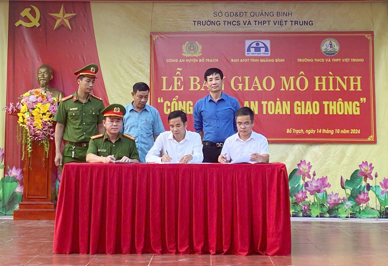 Bàn giao mô hình "Cổng trường an toàn giao thông"