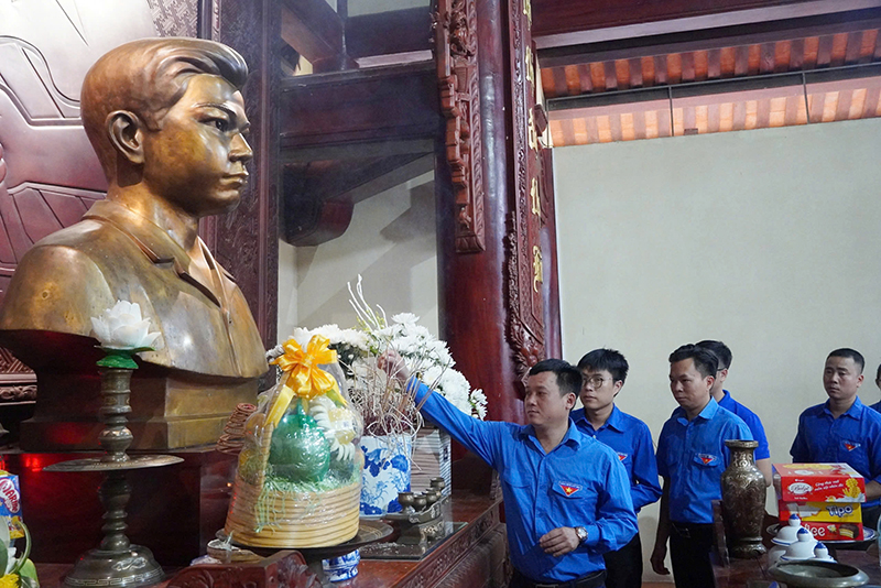 Hành trình về "địa chỉ đỏ"