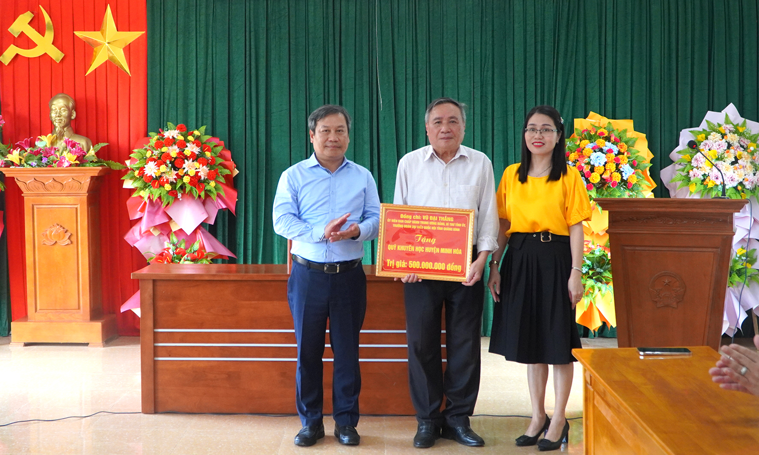 Trao hơn 1 tỷ đồng cho Quỹ Khuyến học huyện Tuyên Hóa và Minh Hóa