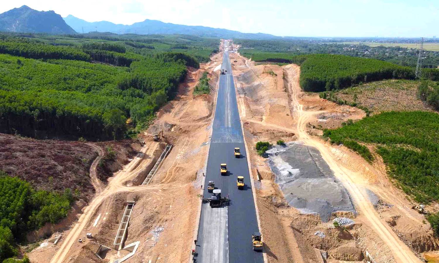 Triển khai đợt thi đua cao điểm "500 ngày đêm thi đua hoàn thành 3.000km đường bộ cao tốc"