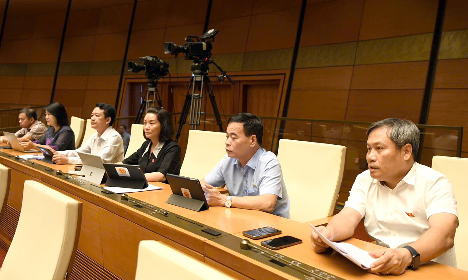 Đoàn đại biểu Quốc hội tỉnh: Thảo luận về dự thảo Luật Tư pháp người chưa thành niên