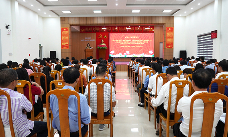 Cập nhật kiến thức và bồi dưỡng nghiệp vụ công tác Đảng