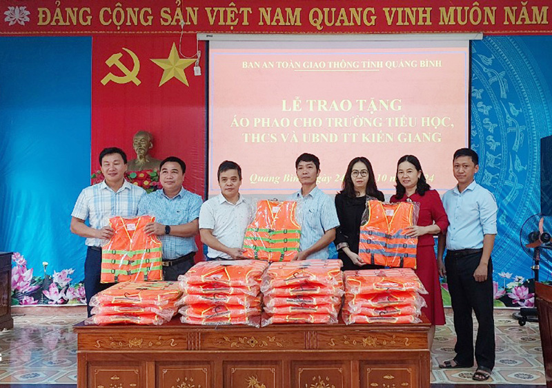 Trao 450 áo phao cho cán bộ và học sinh thị trấn Kiến Giang