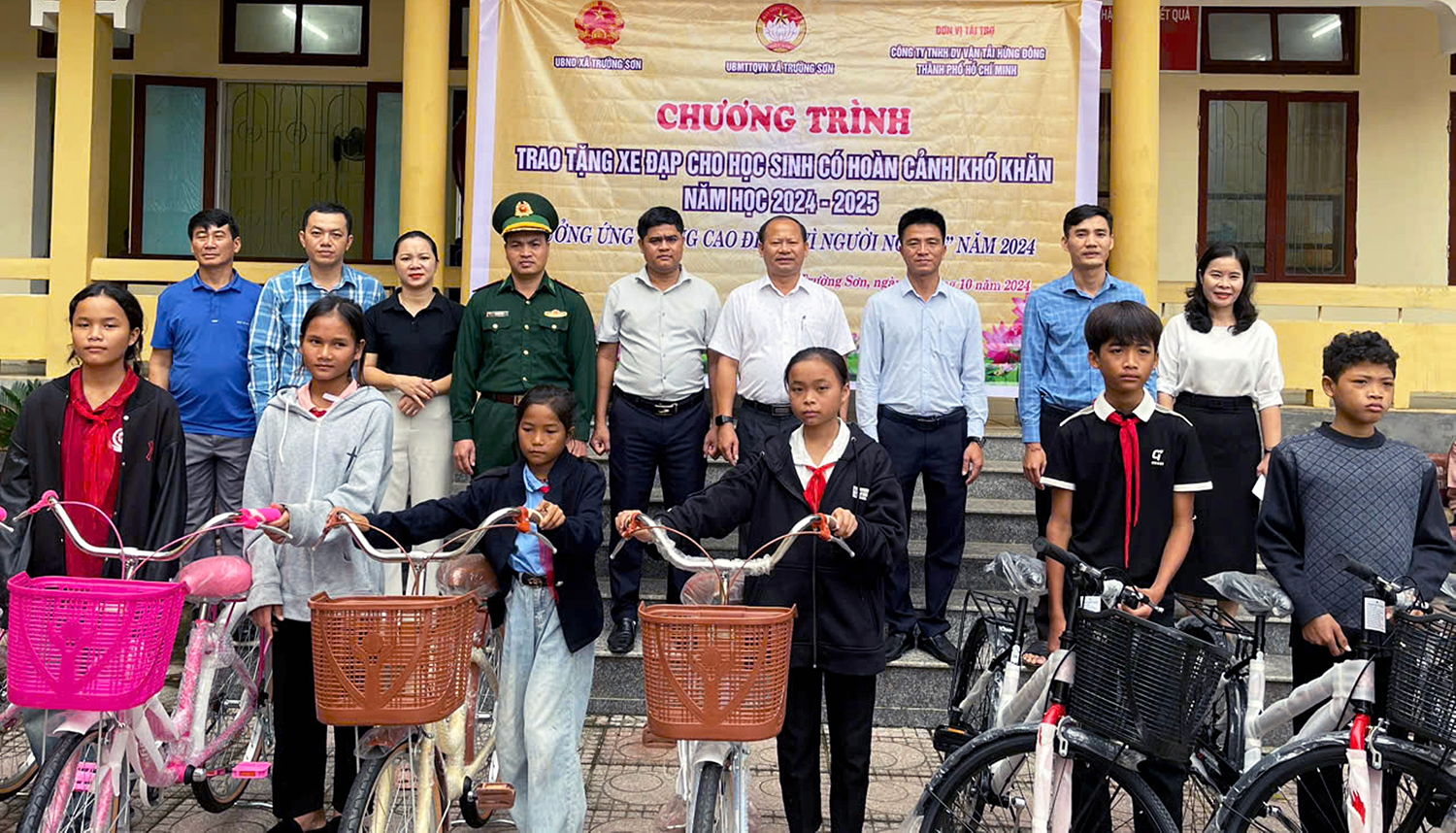 Trao tặng xe đạp cho học sinh dân tộc thiểu số xã Trường Sơn