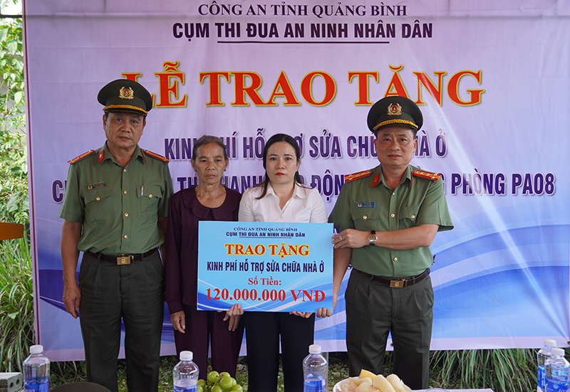 Trao 120 triệu đồng hỗ trợ xây nhà ở cho hoàn cảnh khó khăn