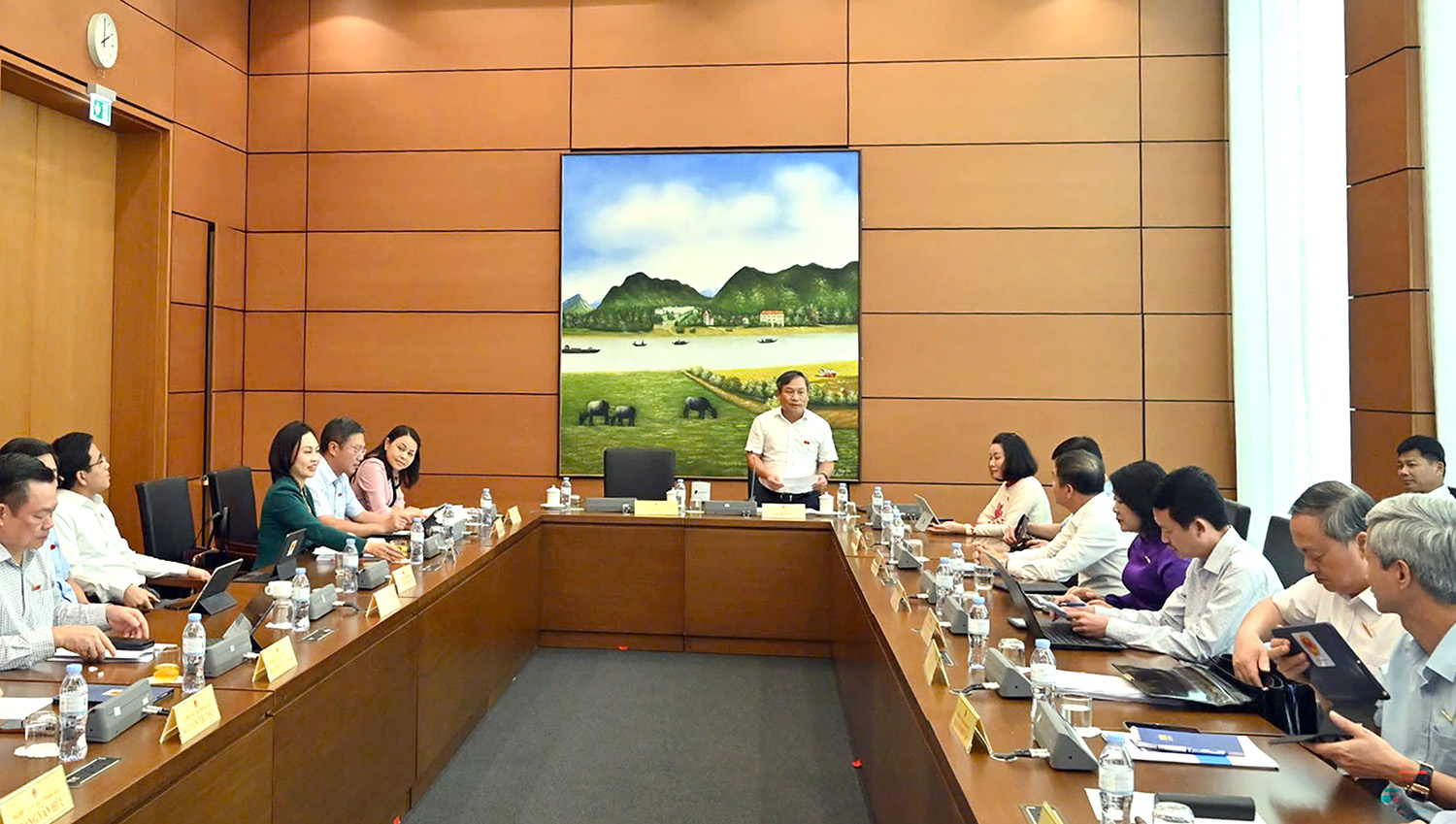 Đại biểu Quốc hội thảo luận tại tổ về các dự án luật