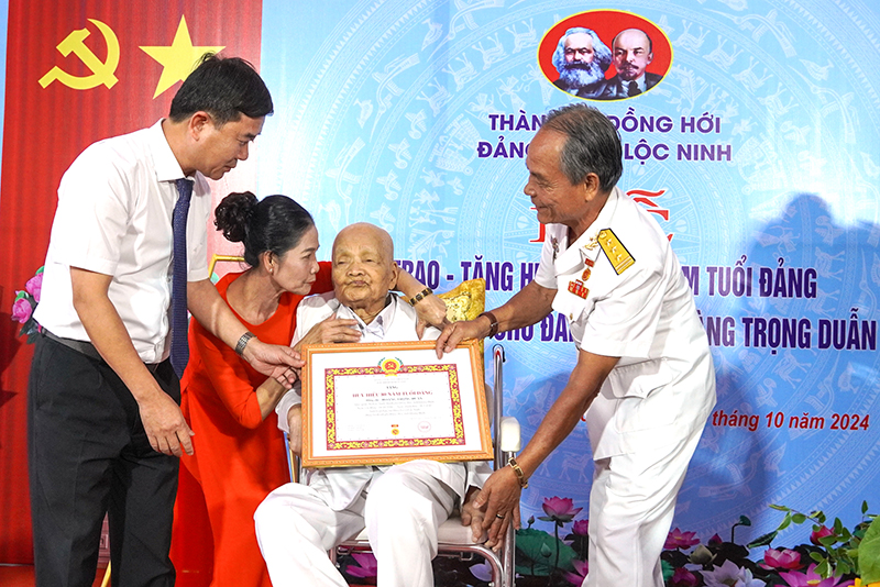 TP. Đồng Hới: Trao tặng Huy hiệu 80 năm tuổi Đảng cho đảng viên lão thành