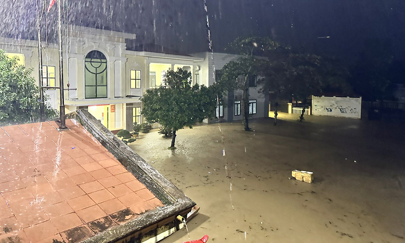 Mưa lũ gây chia cắt, sạt lở tại nhiều địa phương