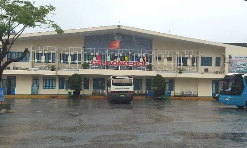 Hành khách đi tàu phải trung chuyển bằng ô-tô giữa Đồng Hới-Đông Hà do ngập đường sắt