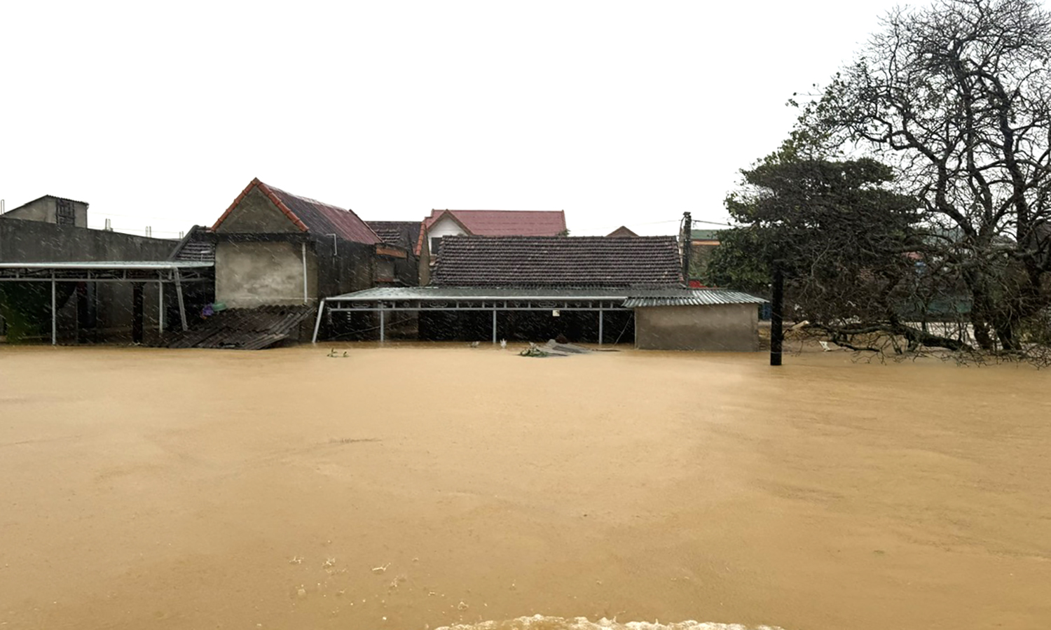Hơn 32.700 nhà dân bị ngập lụt