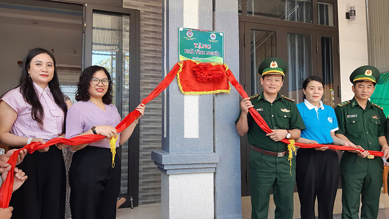 Mang niềm vui cho đồng đội, nhân dân