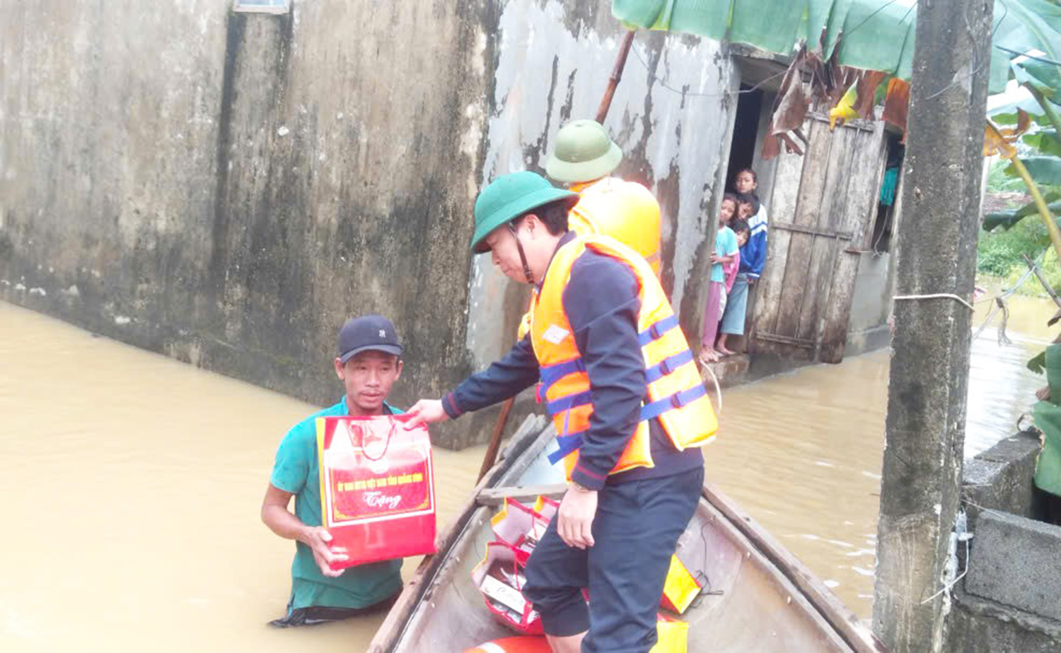 Hỗ trợ khẩn cấp cho bà con vùng ngập lụt tại hai huyện Quảng Ninh và Lệ Thủy