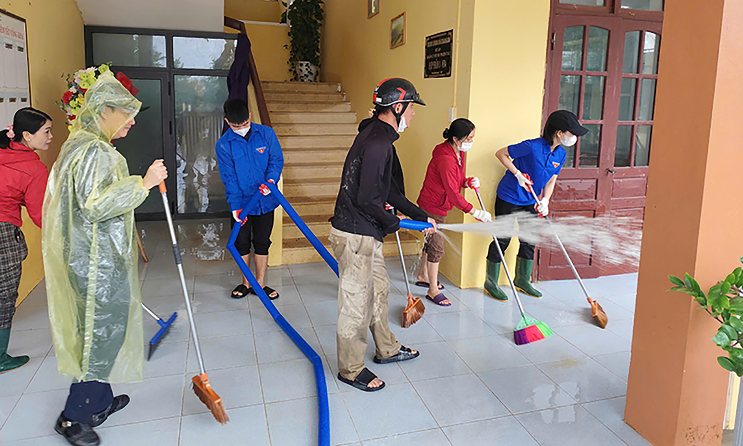 Tỉnh đoàn hỗ trợ trang thiết bị khắc phục hậu quả ngập lụt
