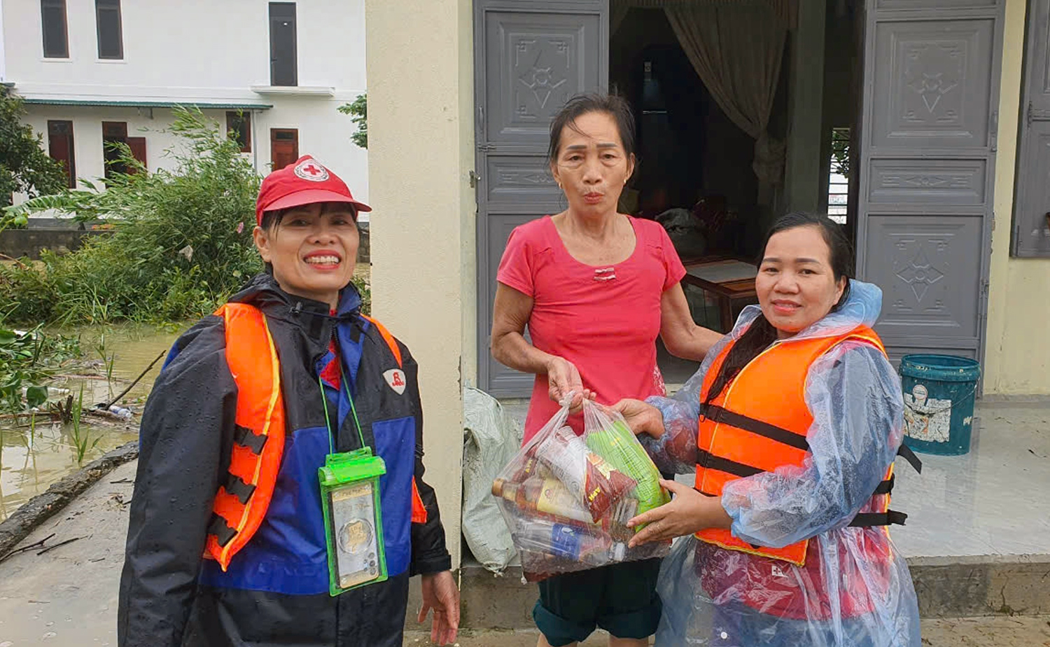 Trao 150 suất quà cho người dân vùng lũ