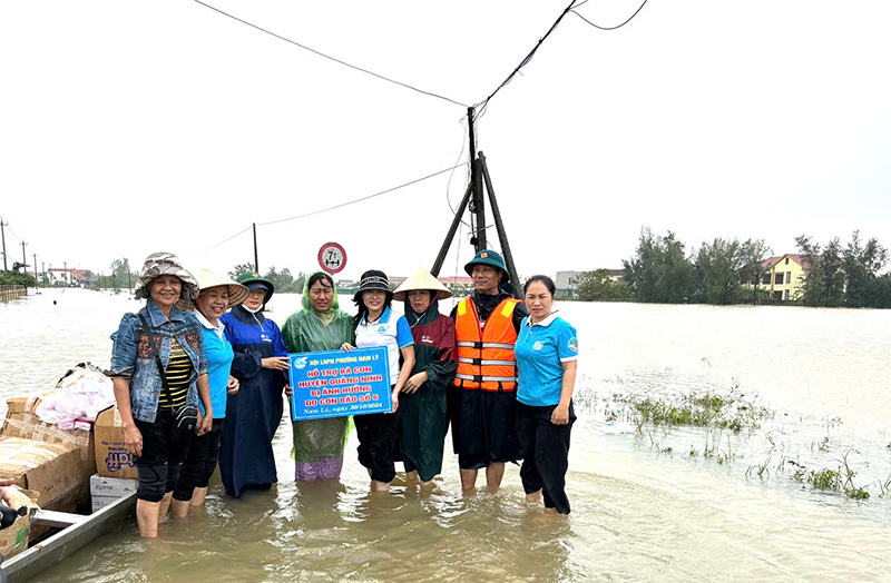 Phụ nữ Quảng Bình hướng về vùng ngập lụt
