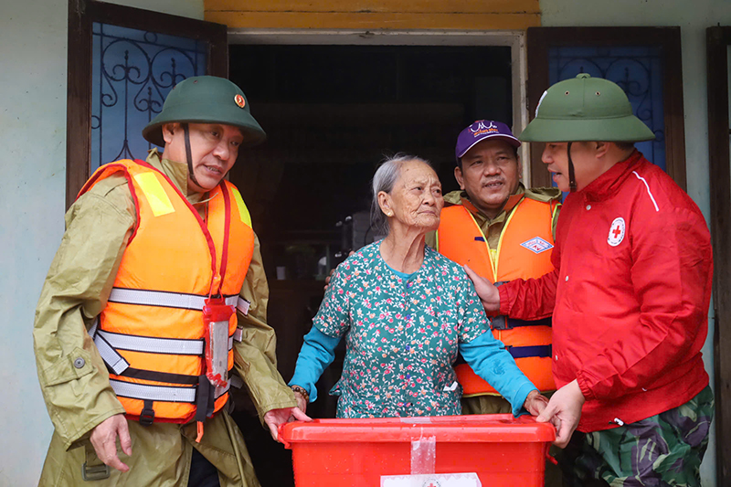 Trung ương Hội Chữ thập đỏ Việt Nam cứu trợ khẩn cấp cho nhân dân vùng ngập lụt