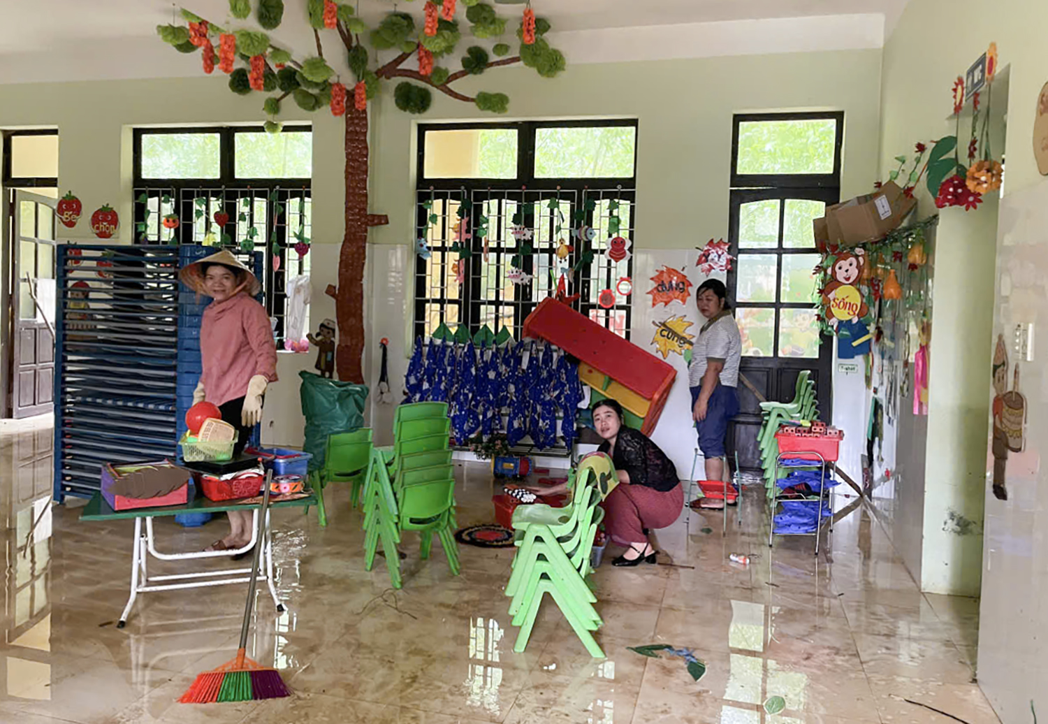 Khẩn trương vệ sinh trường lớp, bảo đảm việc dạy và học