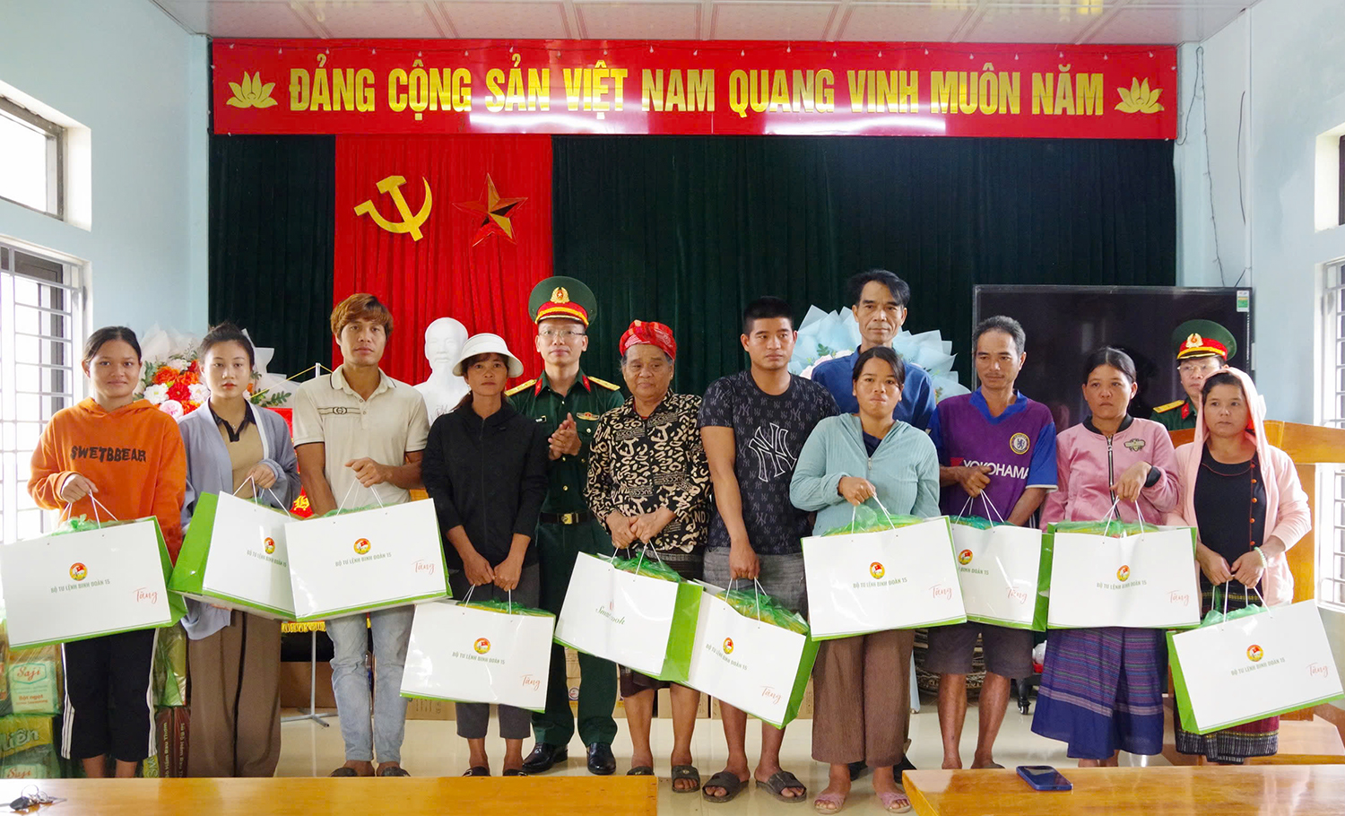 Đoàn Kinh tế-Quốc phòng 79: Hỗ trợ vùng đồng bào dân tộc thiểu số bị ngập lụt