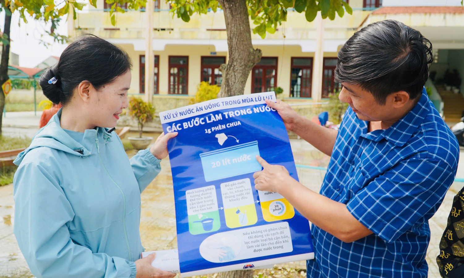 Giám sát, hỗ trợ xử lý nước sạch và vệ sinh môi trường sau ngập lụt