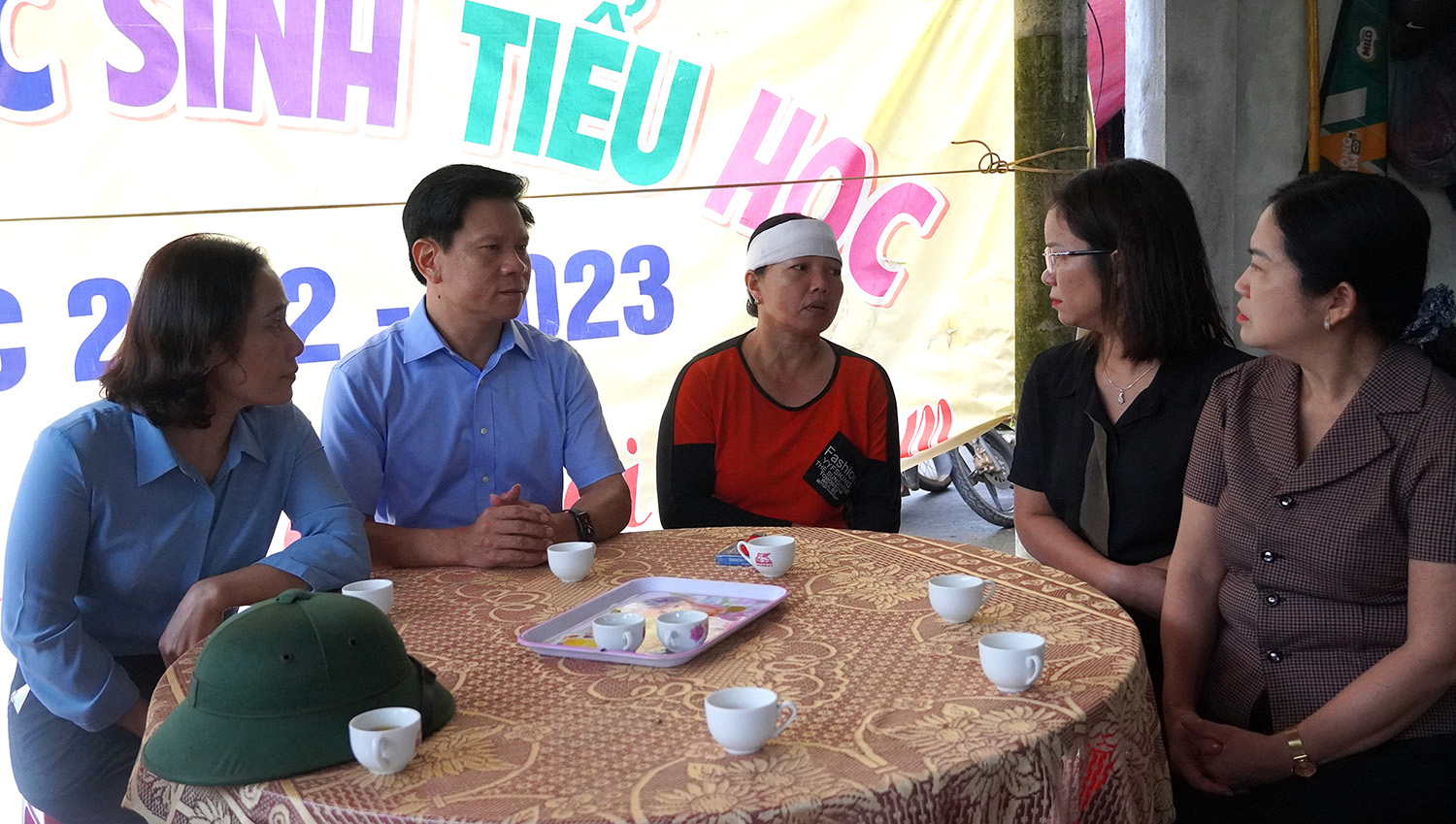 Thăm hỏi, hỗ trợ các gia đình có người thân tử vong do bão lụt