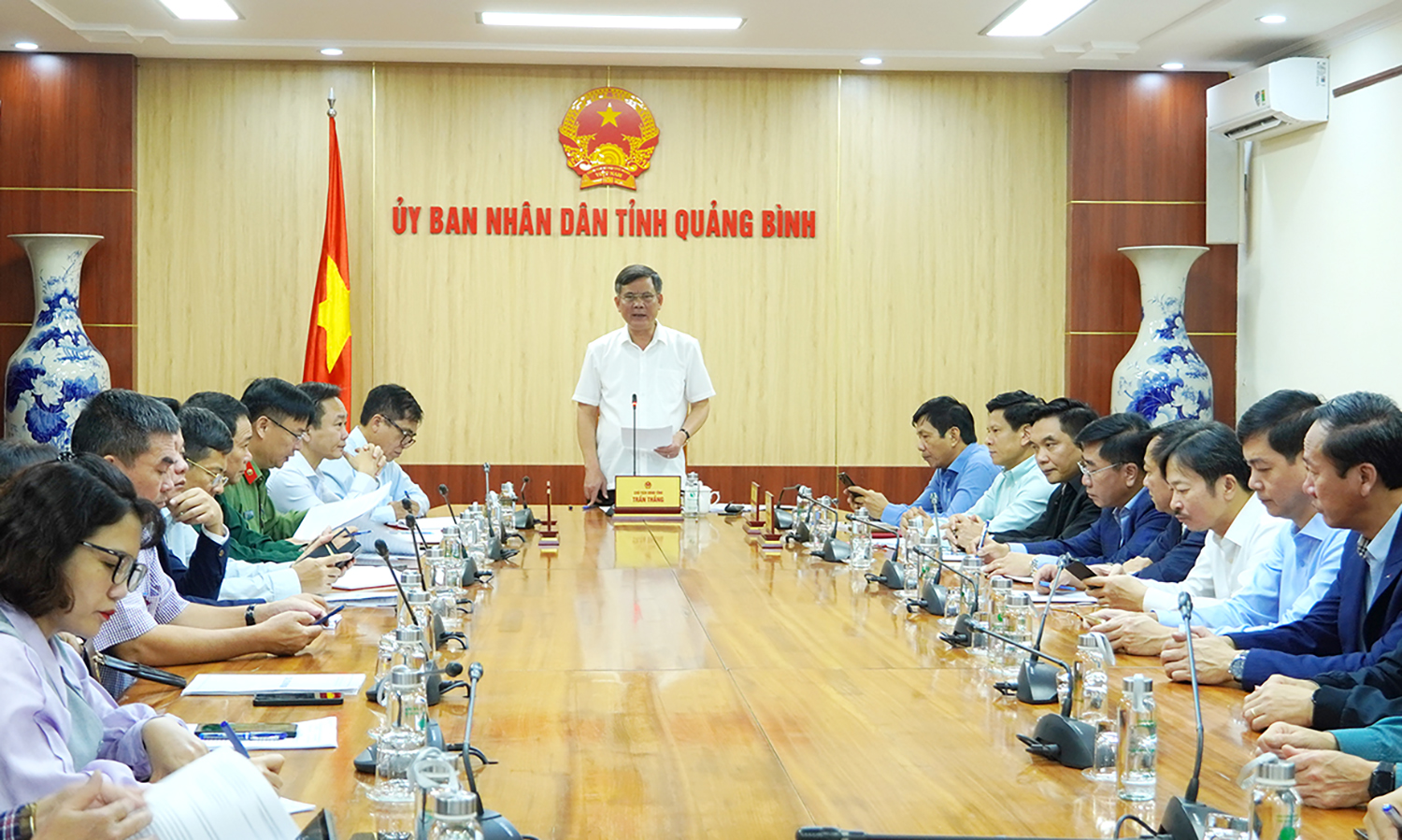 Xây dựng dự thảo báo cáo đánh giá thực hiện nghị quyết đại hội ngắn gọn, khoa học