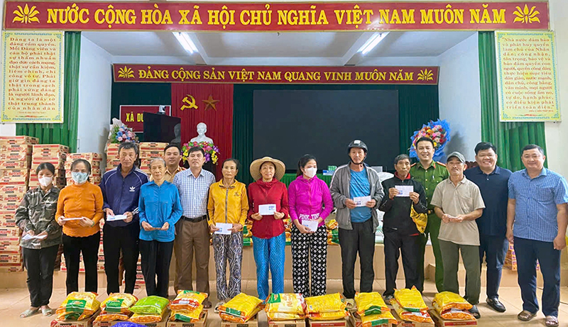 Trao 100 suất quà cho người dân xã Duy Ninh