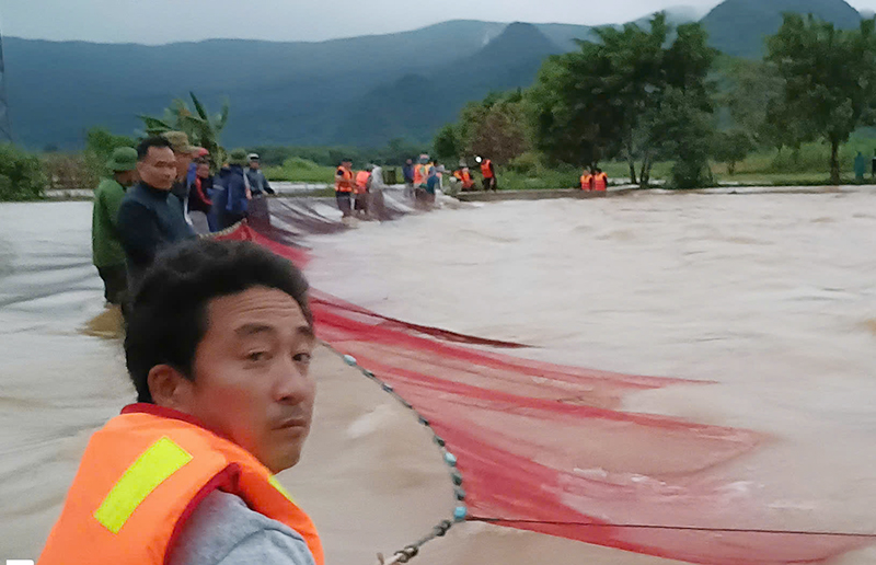 Huy động lực lượng tìm kiếm người đàn ông bị lũ cuốn trôi